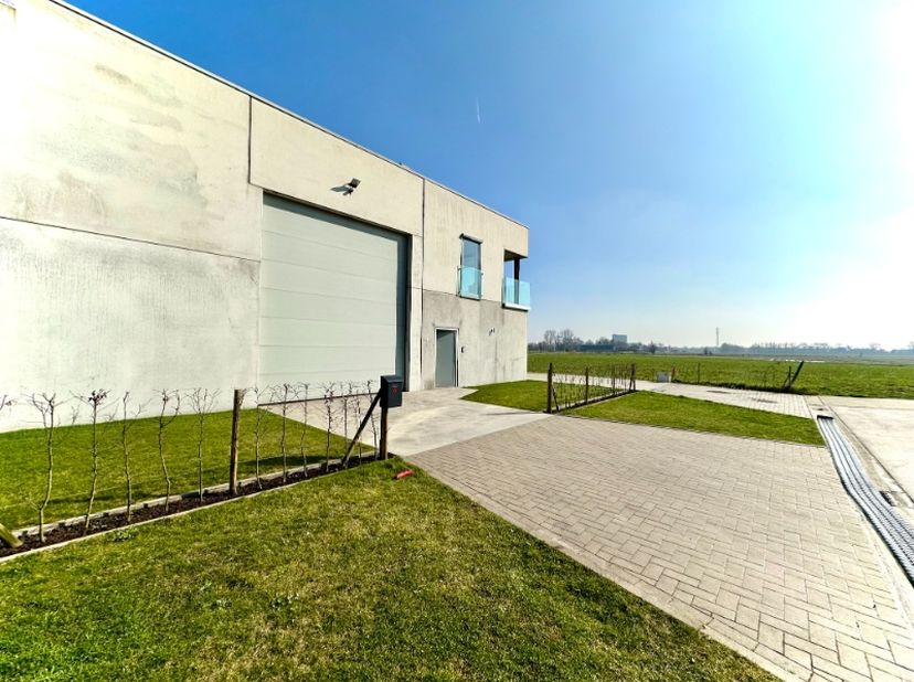 Op zoek naar een instapklaar bedrijfsgebouw met extra wooncomfort ? Ontdek deze unieke combinatie van werken en wonen op een perceel van ca. 970 m², g