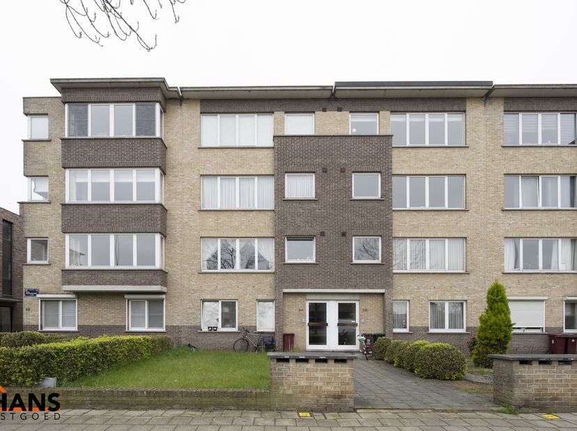 Dit gelijkvloers appartement is ideaal gelegen nabij het centrum en het Vordensteinpark; het omvat een inkomhal met vestiairekast; apart toilet; inger