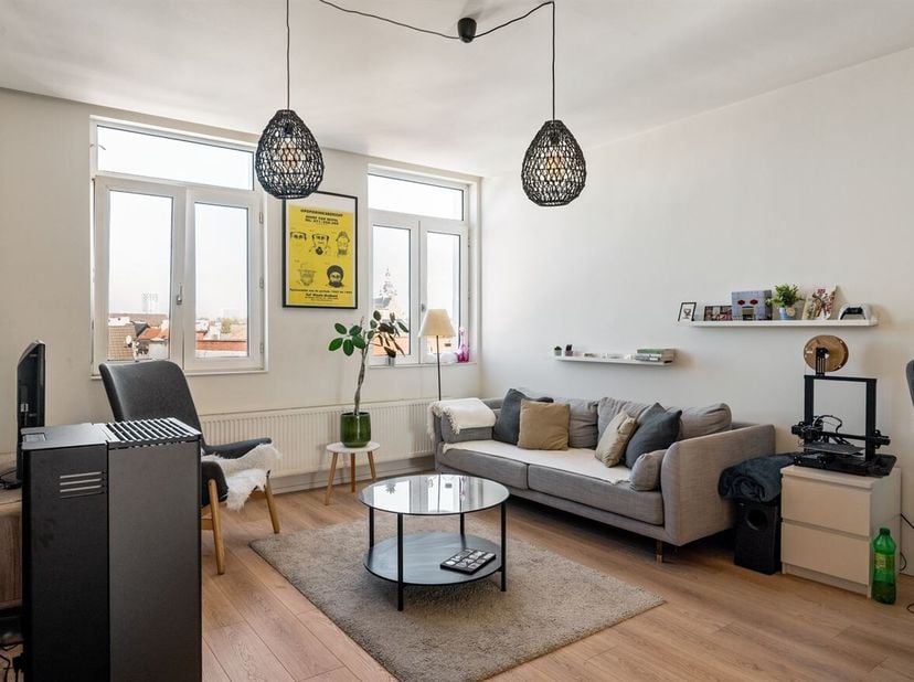 Ligging: Het appartement op Eugeen Joorsstraat 11, 3de verdieping, Antwerpen ligt in een rustige, aangename buurt met winkels, cafés en openbaar vervo