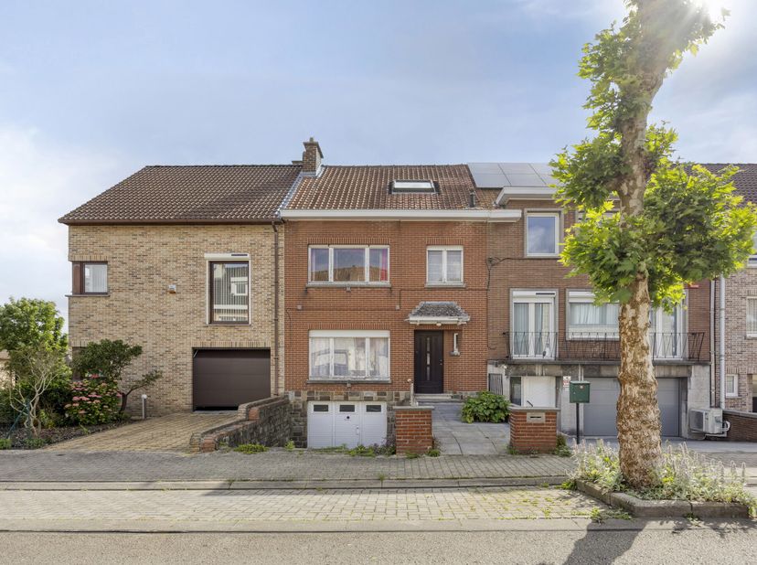 Immo Pické biedt U deze rustig en goed gelegen te renoveren woning aan, in de onmiddellijke omgeving van winkels, scholen, openbaar vervoer en belangr