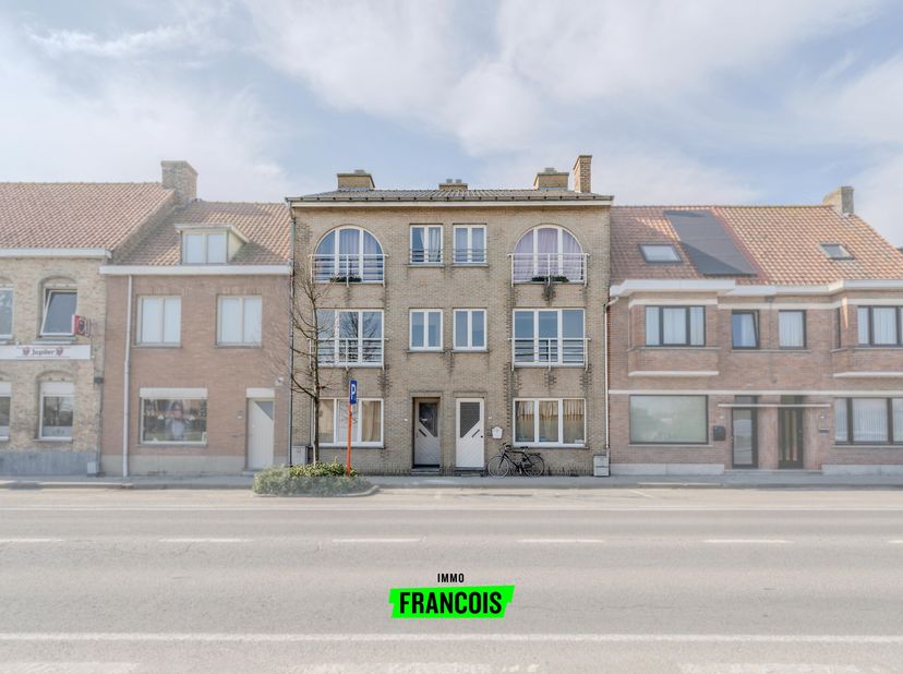 Cette intéressante propriété de rendement est située dans le centre animé de Diksmuide, dans un emplacement de premier ordre à distance de marche des