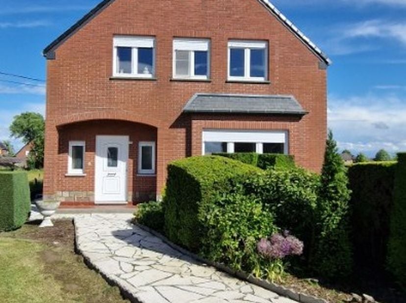 Rustig en landelijk gelegen EENGEZINSWONING, open bebouwing, met &amp;nbsp;mooie leefruimtes, 3 slaapkamers, mooie tuin, parking, aparte garage &amp;nbsp;op 1
