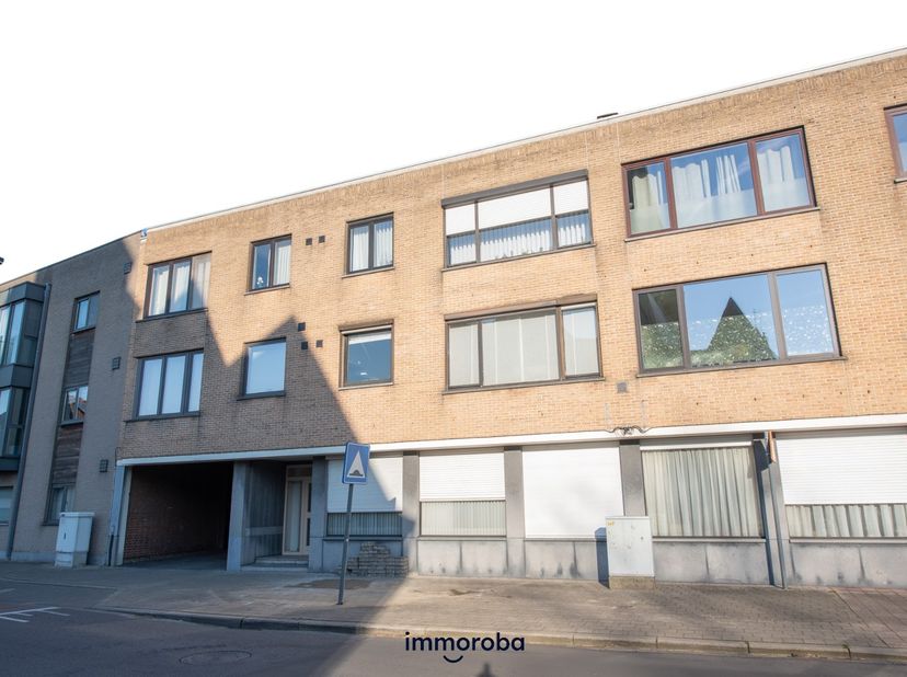 Perfect onderhouden, gezellig appartement in het centrum van Zulte met zicht op het Gaston Martensplein.<br />
Praktische indeling: inkom met toilet,
