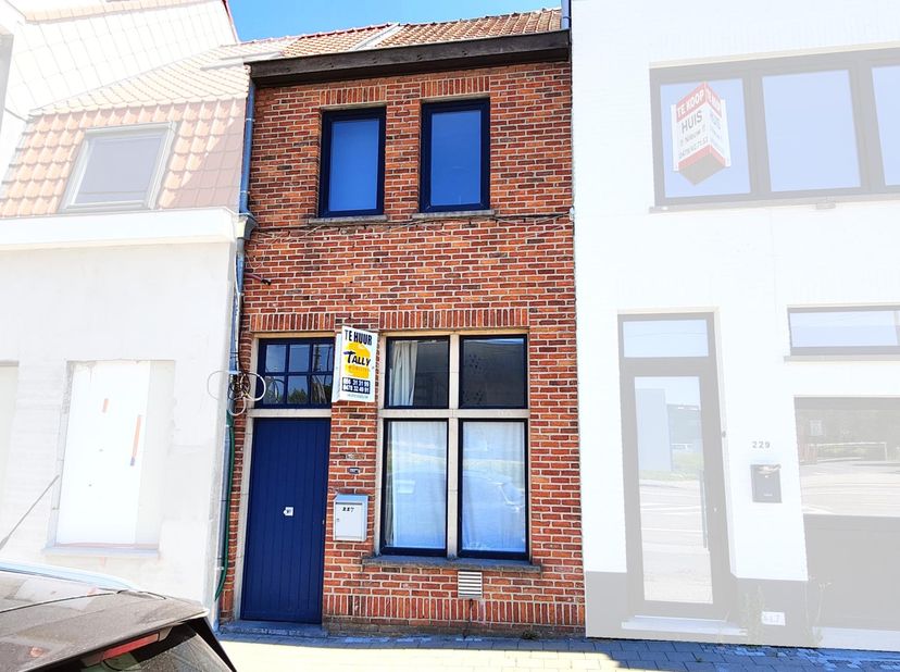 Zeer goed gelegen woning op Hoog Kortrijk, tegenover Syntra West. De woning omvat een inkom, een woonkamer, een keuken, een badkamer, een veranda, 2 s