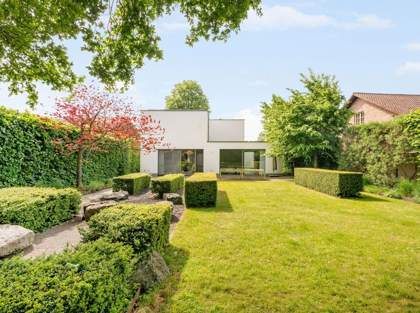 Deze woning combineert luxe, comfort en een overvloed aan natuurlijk licht, en vormt de ideale thuisbasis voor een gezin.  Deze eigendom biedt u de no