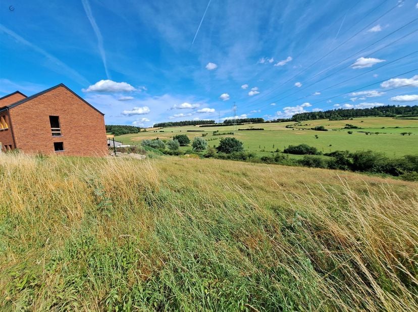 Un beau terrain à bâtir situé dans un quartier résidentiel au caractère rural, destiné à une construction semi-ouverte.  Emplacement idyllique avec vu