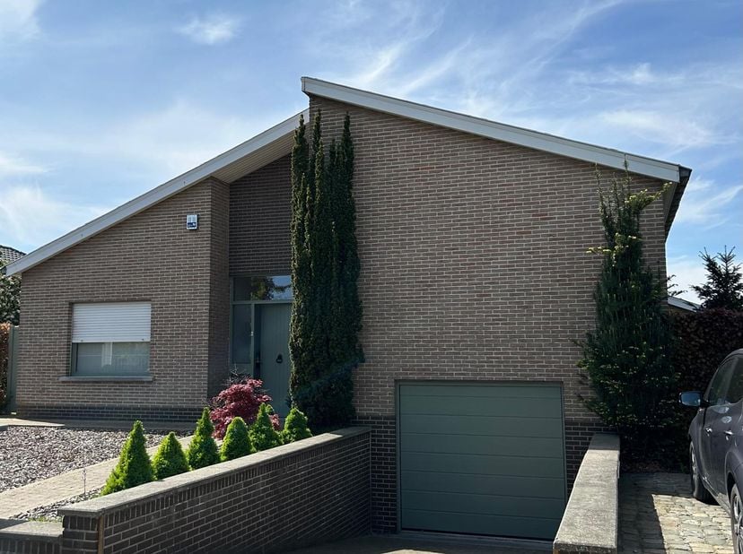 VRIJSTAANDE WONING IN RUSTIGE WOONWIJK - <br />
<br />
Deze ruime en open woning is gelegen in een rustige woonwijk, nabij het centrum van Moorsele.<b