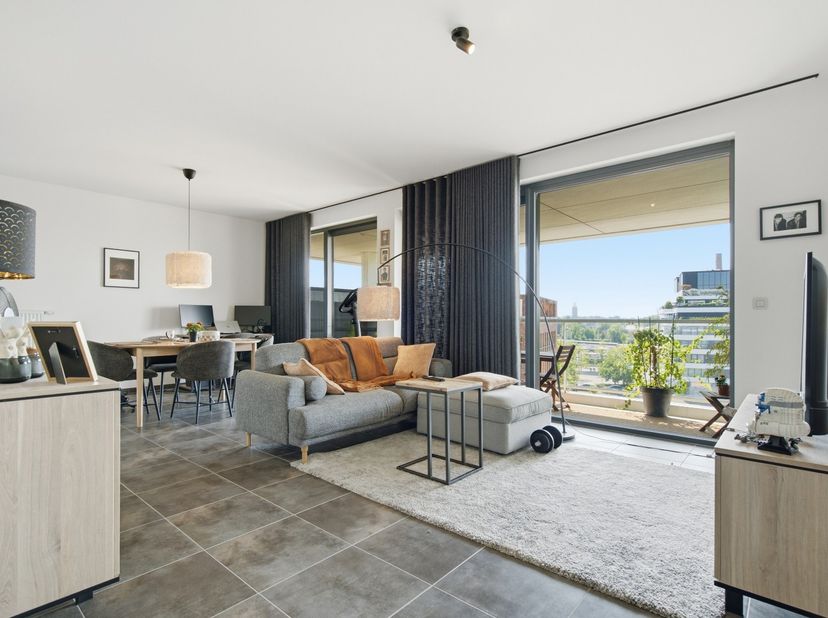 Dit moderne appartement combineert comfort en functionaliteit en is gelegen op de vijfde verdieping van een goed onderhouden gebouw, op wandelafstand