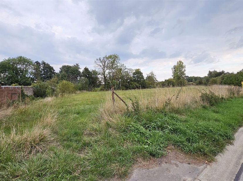 Terrain à bâtir de 53 ares 34 ca, proposant 70 mètres de façade.<br />
Situé en zone d'habitat à caractère rural, petite bute à partir de la rue.<br /