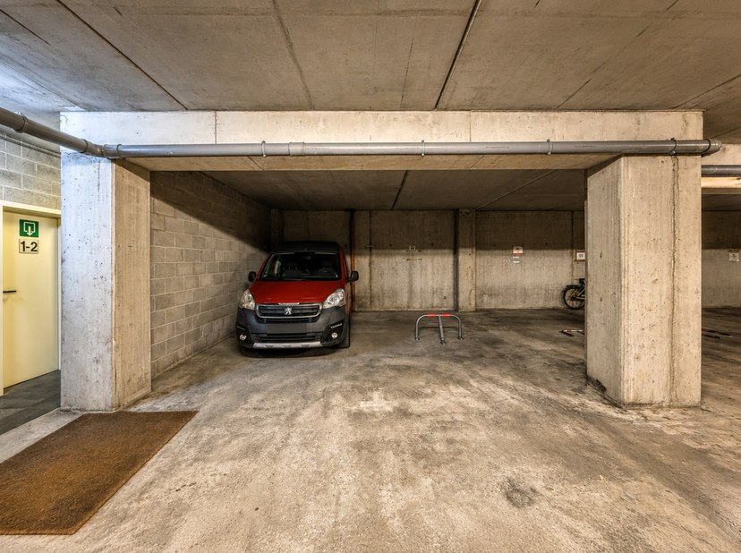 Entre l'avenue Louis et la place Fernand Cocq, au second sous-sol d'un parking sécurisé avec porte d'accès télécommandée, 2 emplacements de parking cô
