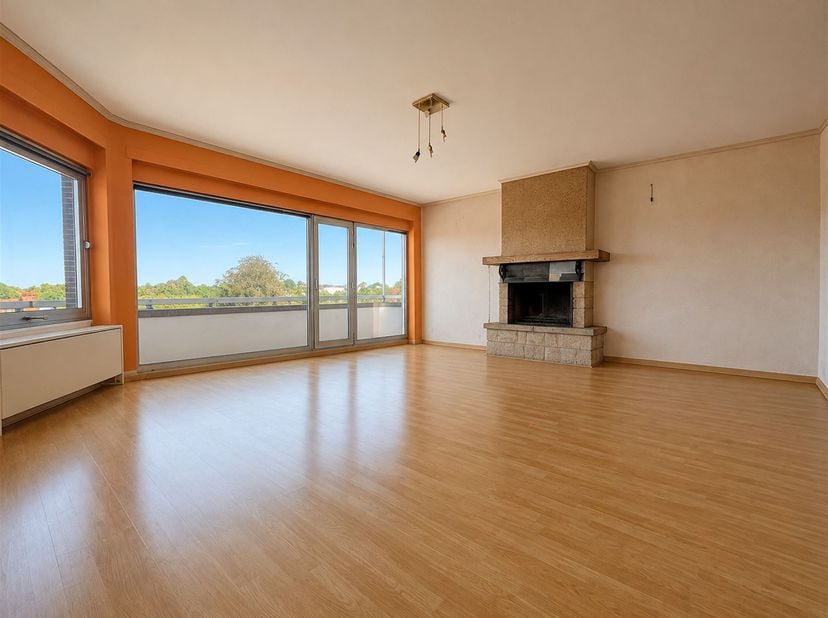 Très bel appartement 2 chambres de +/- 85m² sis dans le centre de Leuze-en-Hainaut, proche de toutes commodités.<br />
Le bien situé au 4éme étage ave