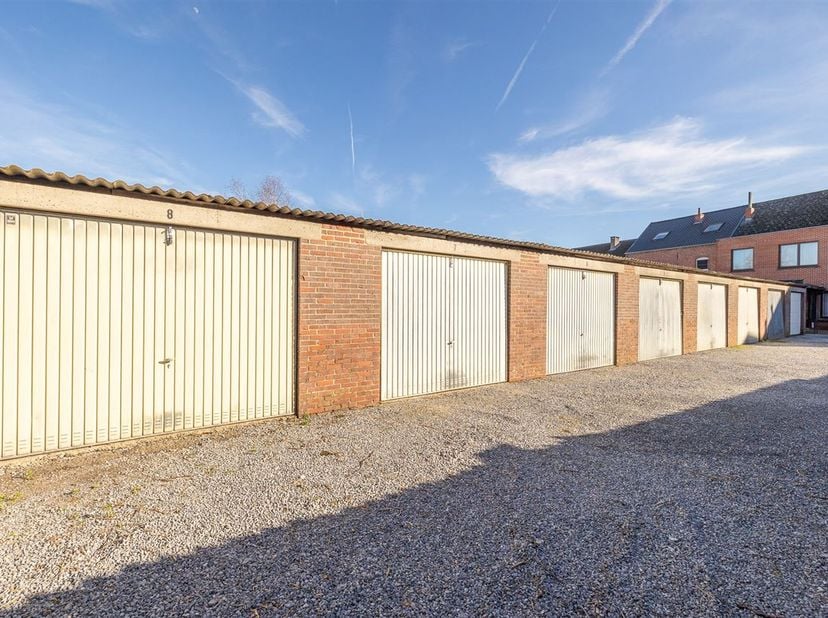 In de vlot bereikbare Hondenstraat in Zichem wordt deze praktische en degelijk gebouwde garagebox te koop aangeboden. De garage maakt deel uit van een
