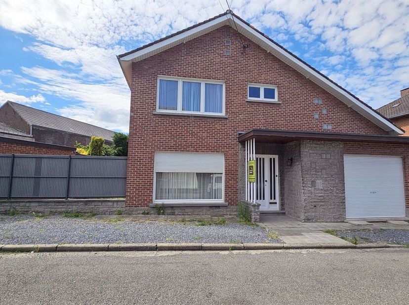 -SOUS-OPTION- PLUS DE VISITES Prix: Offre à partir de 210.000 euros, frais d'agence non inclus et à charge de l'acquéreur.<br />
Villa à rénover compr