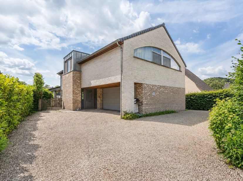 Deze ruime woning vinden we terug in de Valentijnstraat te Stal (Koersel) en is ideaal voor wie op zoek is naar ruimte en comfort.<br />
Met een bewoo