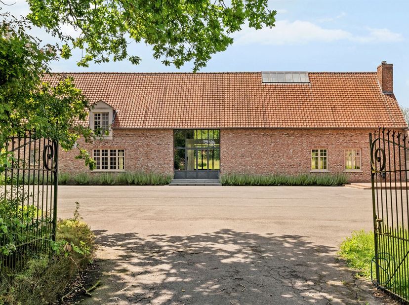 Kom langs op het BEZOEKMOMENT vrijdag 17/07 tussen 17u en 18u30, op afspraak!<br />
Te koop: unieke hoeve met uitzonderlijk potentieel(B&amp;B, co-housen,