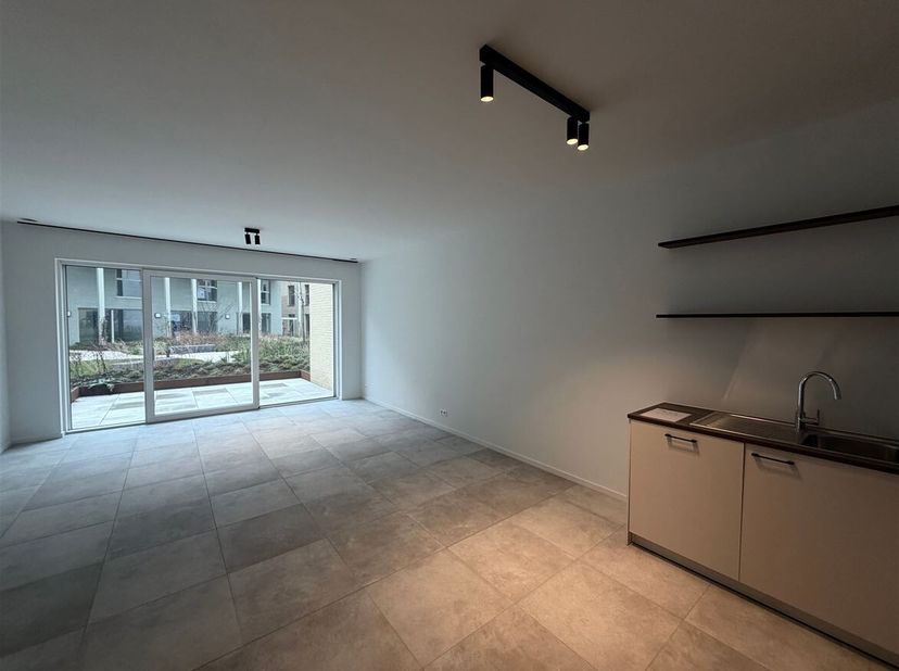 Centraal gelegen gelijkvloers appartement met 1 slaapkamer en terras!<br />
Ligging: Deze ruime en lichtrijke appartement bevindt zich op het gelijkvl