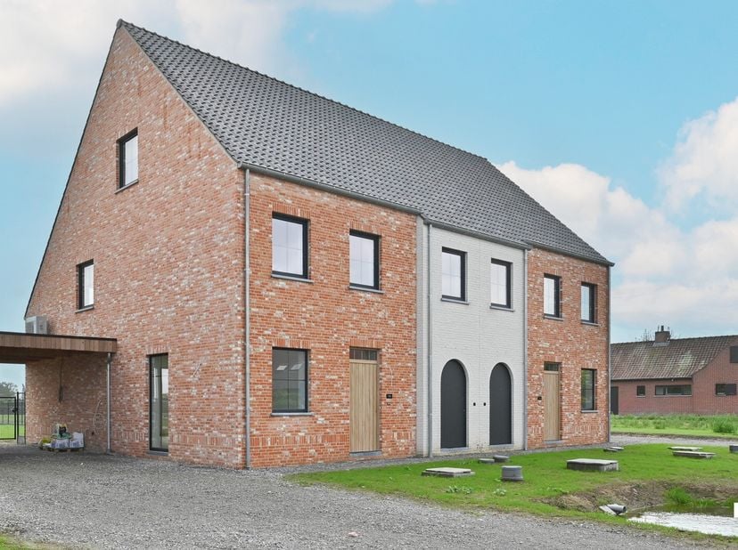 Nabij het centrum van het gezellige Marialoop en op slechts enkele minuten van het stadscentrum van Tielt bevinden zich vier prachtige halfopen nieuwb