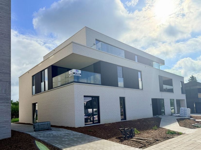 Ontdek dit stijlvol en hoogwaardig afgewerkt appartement op een uitstekende locatie in het centrum van Zemst. Hier geniet u van modern wooncomfort, ee