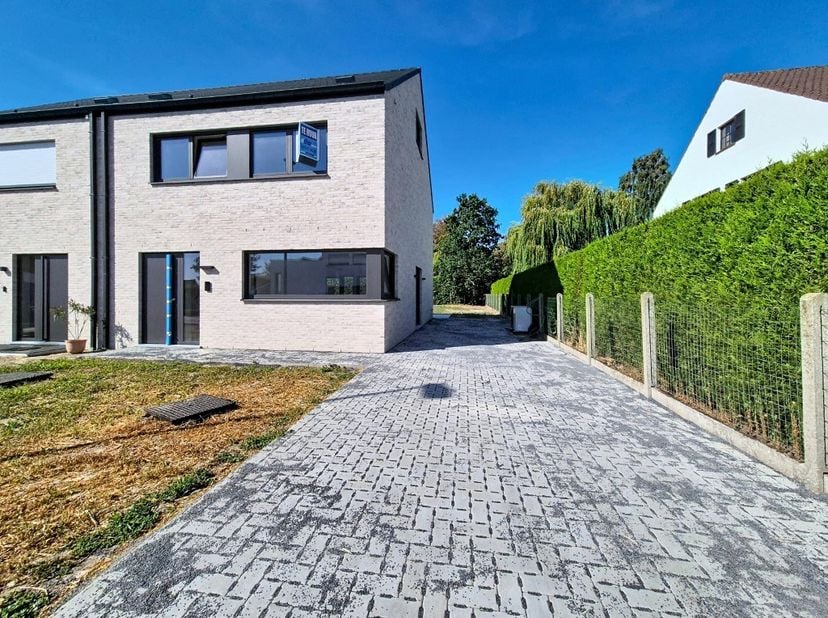 Deze nieuwbouwwoning is gelegen in het centrum van Aalter. Een vlotte verbinding richting E40 Aalter (Brussel-Oostende) en E34 Maldegem (Knokke-Antwer