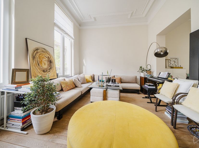 We Invest a le plaisir de vous présenter cette superbe maison unifamiliale ,idéalement située dans un quartier dynamique, vert et sécurisé. <br />
Cet