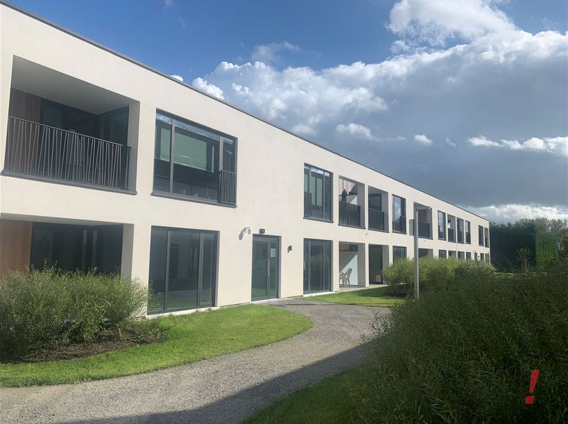 Magnifiek GEMEUBELDE assistentiewoning met zonnig terras. <br />
Deze assistentiewoning is praktisch gelegen in het residentiële Varsenare op wandela