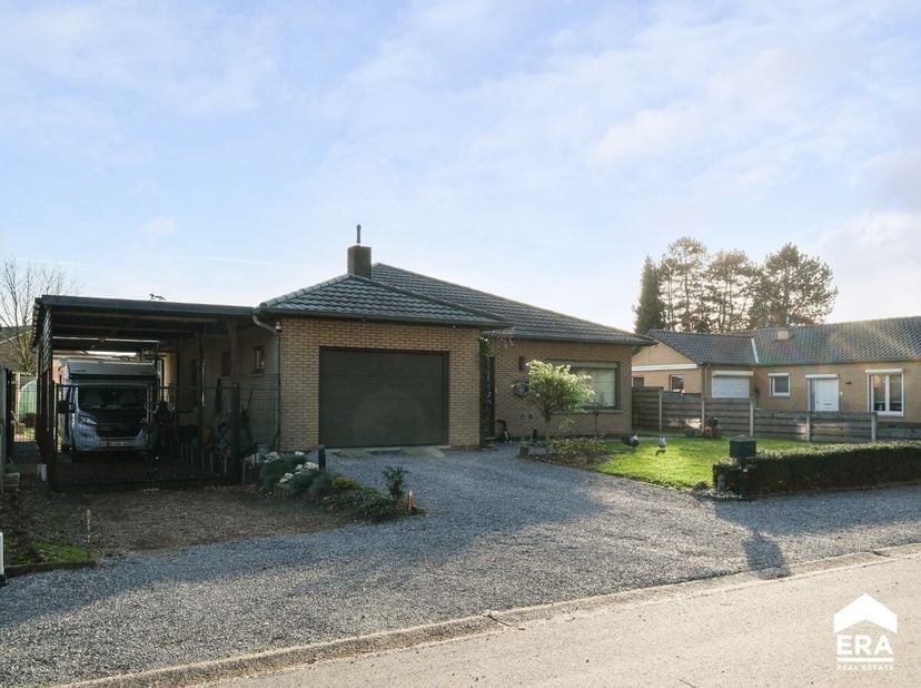 À vendre : maison individuelle située au calme à Oudsbergen, entourée de verdure et de zones boisées.Cette maison de plain-pied (construction 1986) of