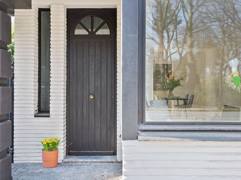 Instapklaar wonen met karakter, licht en verrassend veel mogelijkheden<br />
<br />
Sommige woningen voelen meteen goed aan. Deze charmante gezinswoni