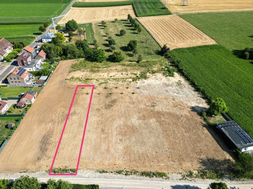 Bouwgrond van 989 m² voor halfopen bebouwing<br />
<br />
Deze bouwgrond bevindt zich in Herderen, een gezellige deelgemeente van Riemst. Van hieruit