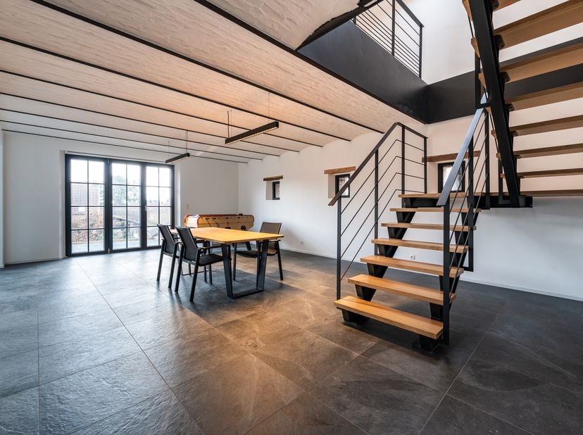 Braine-l'Alleud, Prachtig, smaakvol gerenoveerd HUIS (mogelijkheid tot 4 slaapkamers/3 badkamers) gelegen in een voormalige vierkante boerderij. Het b