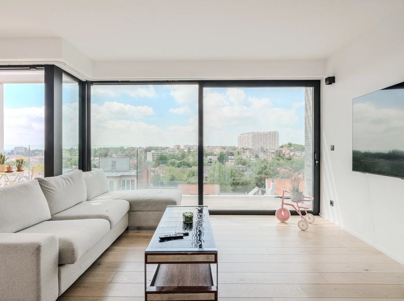 Exclusief te ontdekken bij Victoire-Junot, in de gegeerde Coghenwijk, dit hedendaagse penthouse van ± 130 m² bruto-oppervlakte, recent gebouwd binnen