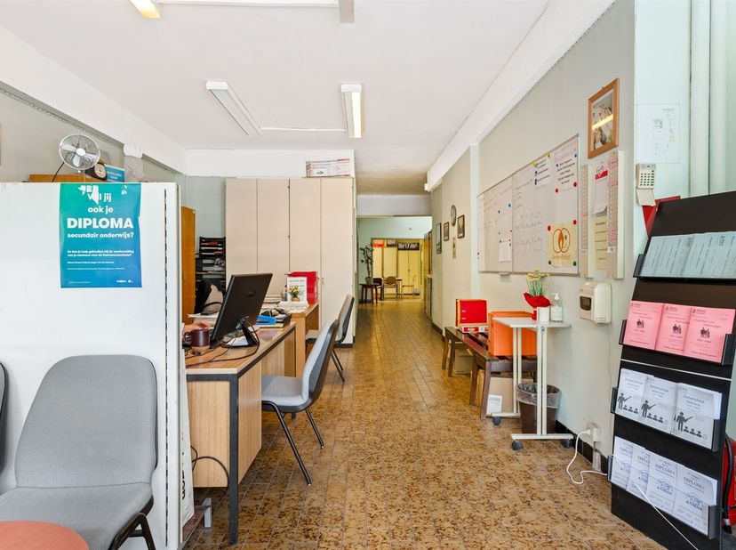 Ruim commercieel gelijkvloers (296m²) op centrale ligging<br />
<br />
Locatie: Dit commercieel gelijkvloers is gunstig gelegen aan de Italiëlei, ee