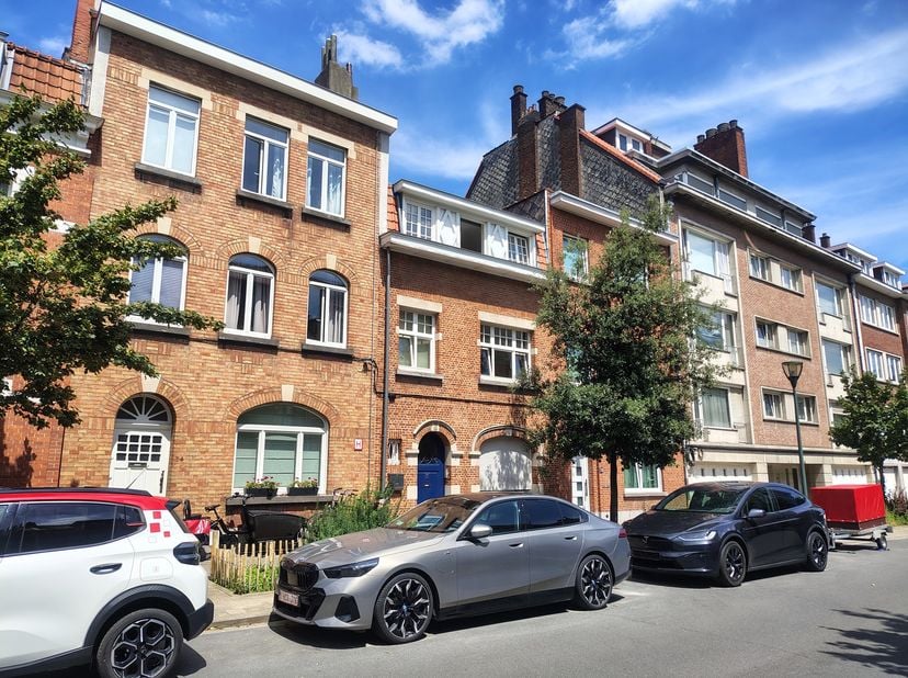 WOLUWE-SAINT-LAMBERT, à proximité du métro Gribaumont et de Montgomery. Magnifique MAISON de ± m² (4CH/1SDB/1SDD) avec JARDIN. Elle se compose d'un ha