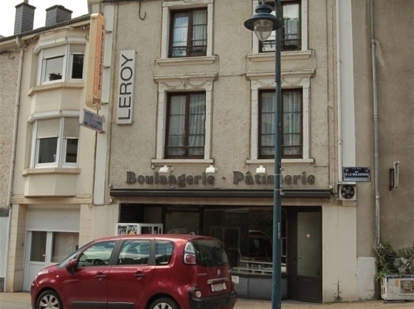 Immeuble mixte situé proche du centre de Bouillon-sur-Semois.<br />
L'ensemble se compose d'un rez-de-chaussée commercial de +/- 130 m², d'une partie