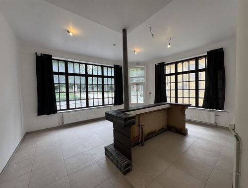                                         Bien commercial à louer à Péruwelz, € 800
