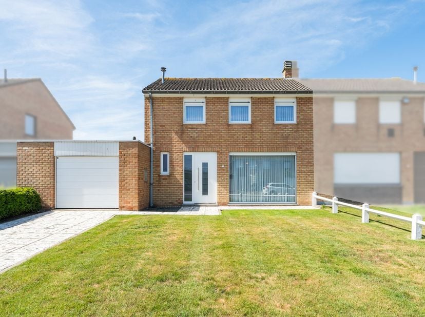 <br />
Halfopen bebouwing met 3 slaapkamers én tuin te koop. 438 m² grondoppervlak. Centraal en toch erg rustig gelegen te Zedelgem. Tal van facilitei