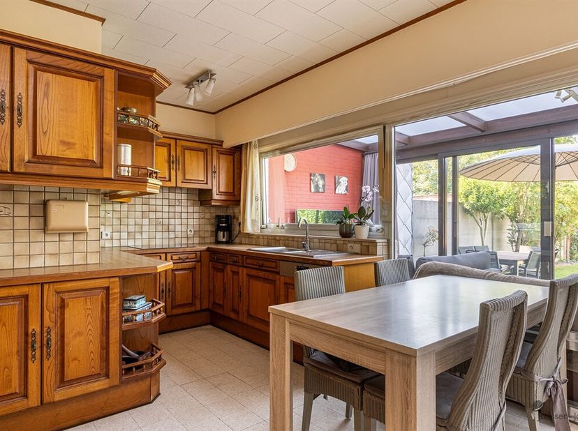 Cette maison bien entretenue offre un agencement pratique et un espace étonnamment généreux, idéal pour les familles ou pour ceux qui souhaitent vivre