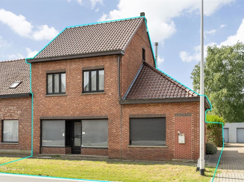 Bent u op zoek naar een uniek renovatieproject met tal van mogelijkheden? Dan is dit pand precies wat u zoekt!<br />
Gelegen in een rustige omgeving,