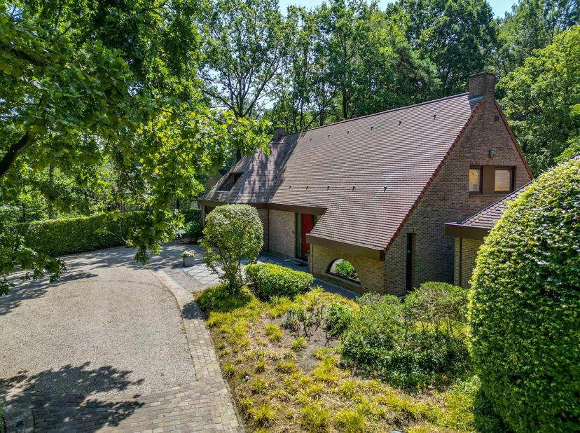 Exclusieve villa met hoogwaardige afwerking en uitzonderlijk wooncomfort op 75 are<br />
Aan de Herebaan-West 93 in Houthalen-Helchteren bevindt zich