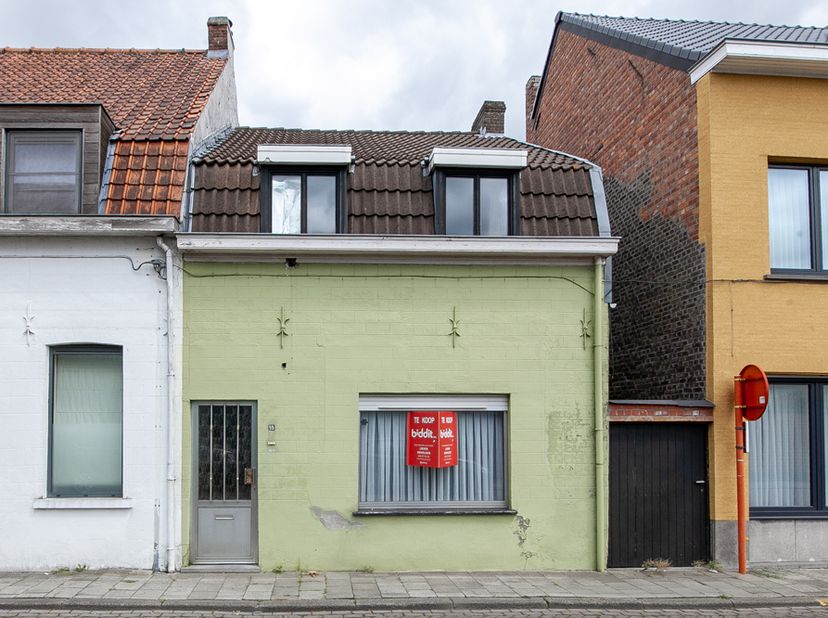 TE RENOVEREN WONING -<br />
Te renoveren woning, halfopen-gesloten bebouwing. <br />
Vrij van gebruik. opgericht tussen 1919-1930.<br />
Oppervlakte: