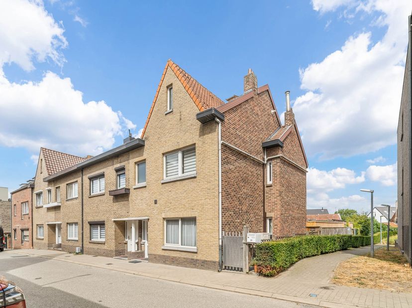 Bent u op zoek naar een charmante, zeer verzorgde woning met een gezellige tuin en een gunstige energiescore? Dan is deze halfopen bebouwing aan de Pa