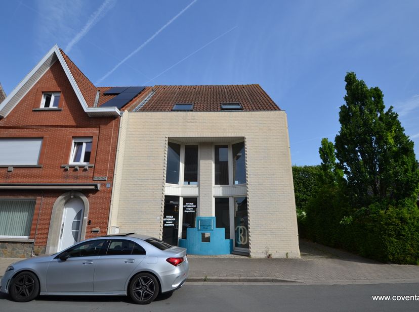 Ruim appartement met groot potentieel, zonnig terras en extra opslagmogelijkheden.<br />
<br />
Ontdek dit ruime appartement&amp;nbsp; te Waregem (Desselg