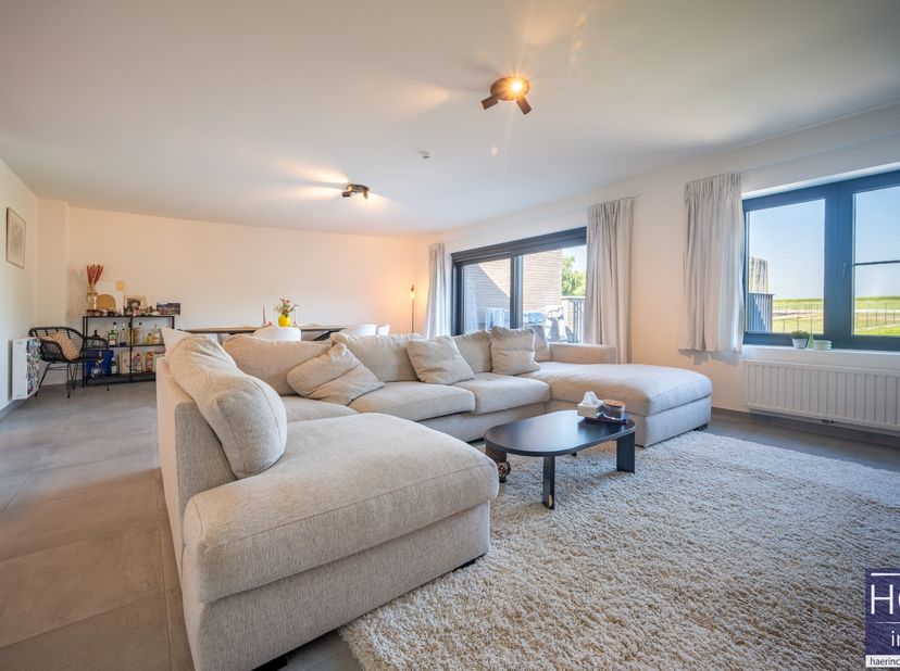 De ligging<br />
Dit ultra ruime triplex appartement is gelegen in het centrum van Kruishoutem,&amp;nbsp;in een rustige straat, op wandelafstand van het c