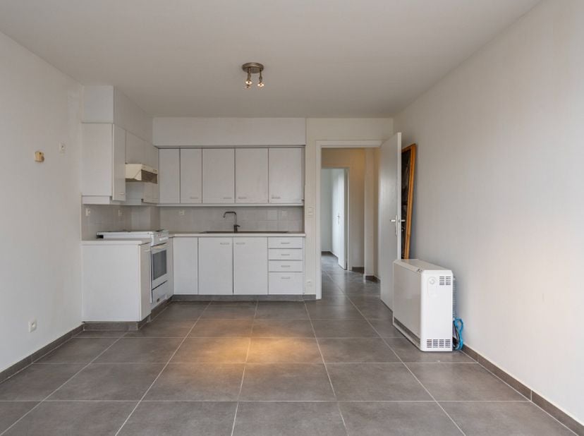 Dit appartement gelegen op de tweede verdieping, toegankelijk via de lift, werd enkele jaren terug gerenoveerd en geeft u dus een goed comfort voor ee