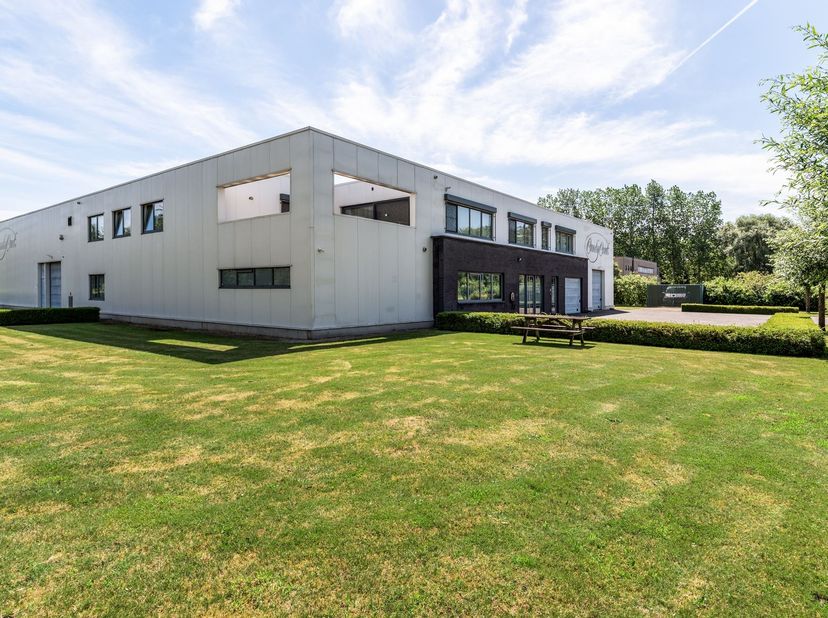 Voormalige chocolaterie met kantoren en uitbreidingsmogelijkheden in KMO-zone te Berlaar <br />
<br />
Dit uitstekend onderhouden industrieel gebouw