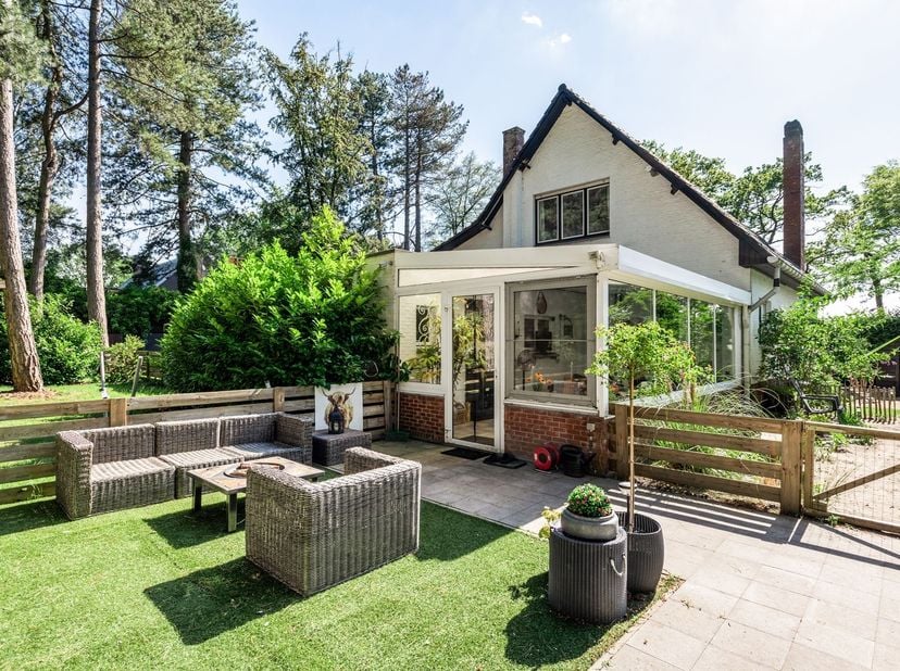 Landhuis met 3 slaapkamers op ca. 2.760 m²<br />
<br />
Via de inkomhal met gastentoilet en trap naar de verdieping betreedt u de woning. De woonkam