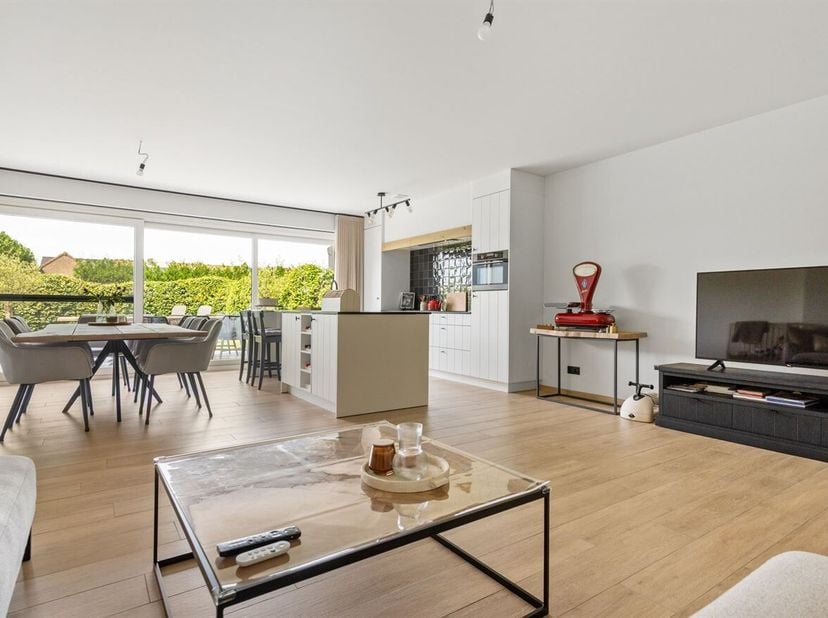 Appartement de plain-pied prêt à emménager (2021) avec grand jardin, cave et place de parking souterraine<br />
 Ce magnifique appartement de plain-pi