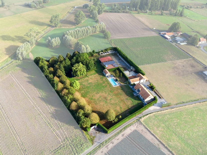 Au cœur de la verdure de Zwevezele, cette propriété prête à emménager datant de 2006 propose un ensemble complet exceptionnel pour ceux qui souhaitent