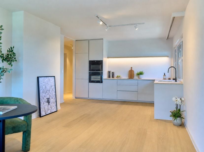 Bijzonder aantrekkelijk appartement met drie slaapkamers dat zopas een smaakvolle en kwalitatieve totaalrenovatie heeft ondergaan. Door de hoge liggin