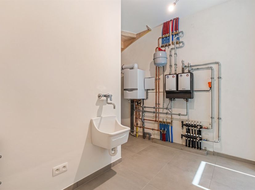 Cette maison de ville moderne d'une surface habitable de pas moins de 220 m² est entièrement achevée et prête à être emménagée. Grâce à son agencement