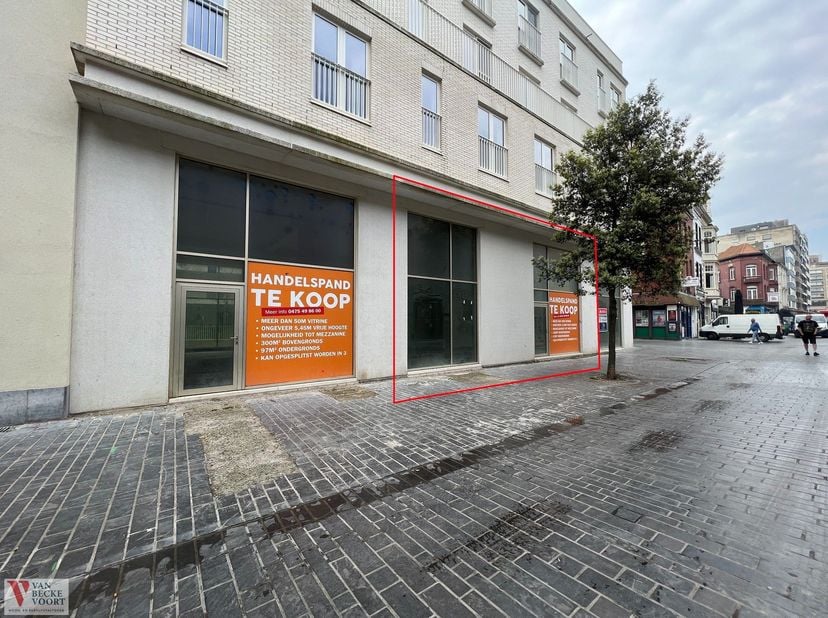 Subliem gelegen hoekhandeslpand met winkeloppervlakte (98 m²).<br />
Residentie Rialto is gelegen in de bruisende stadskern van Oostende. Het vele lic